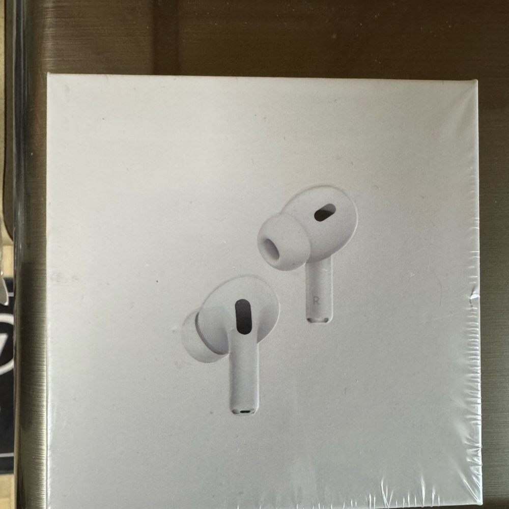 Apple Earphones 2nd Generation with Magnetic Charging Case - White